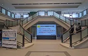 大阪工業大学のエントランスホールに設置したマルチディスプレイ